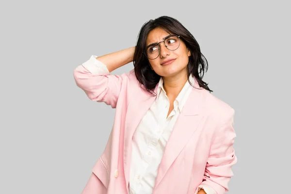 Mladá Indická Podnikatelka Růžovém Obleku Izolovaná Dotýkající Týla Hlavy Přemýšlející — Stock fotografie