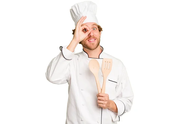 Mladý Kuchař Muž Izolovaný Bílém Pozadí Vzrušený Vedení Gesto Oku — Stock fotografie
