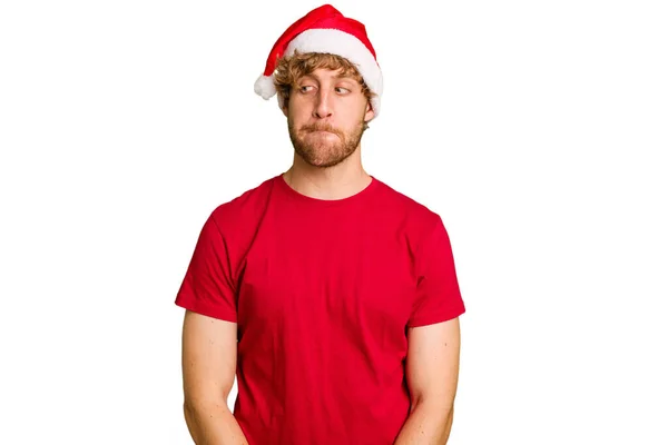 Молодой Кавказский Человек Рождественской Шляпе Санта Клауса Белом Фоне Смущен — стоковое фото