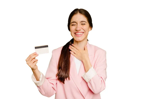 Obchodní Běloška Drží Kreditní Kartu Izolované Směje Hlasitě Držet Ruku — Stock fotografie