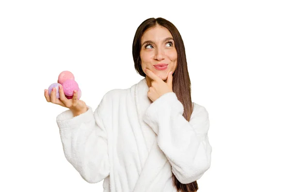 Jonge Blanke Vrouw Met Aromatische Ballen Geïsoleerd Kijken Zijwaarts Met — Stockfoto