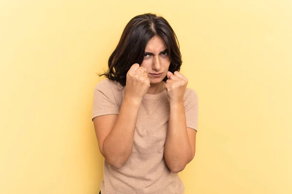 Mujer India Joven Aislada Sobre Fondo Amarillo Lanzando Puñetazo Ira —  Fotos de Stock