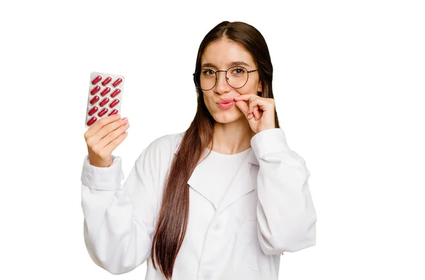 Νεαρή Φαρμακοποιός Γυναίκα Που Κρατά Ένα Δισκίο Χάπια Απομονωμένα Δάχτυλα — Φωτογραφία Αρχείου