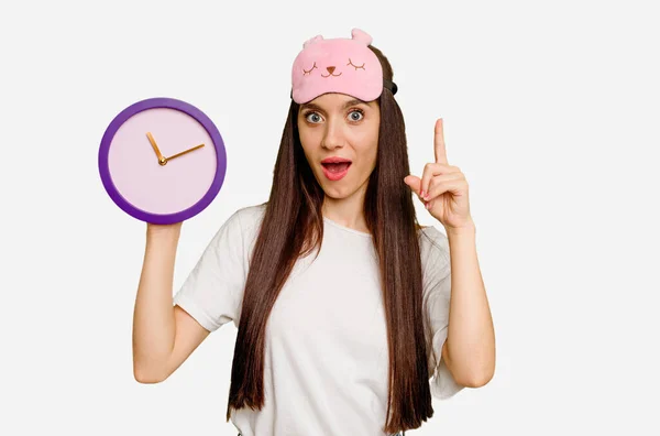 Young Caucasian Woman Wearing Pajama Holding Clock Having Idea Inspiration — Stock Photo, Image