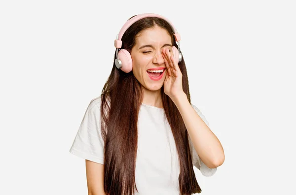 Mujer Joven Caucásica Con Auriculares Aislados Gritando Sosteniendo Palma Cerca —  Fotos de Stock