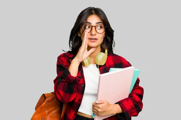 Jonge Student Indiase Vrouw Draagt Koptelefoon Geïsoleerd Zegt Een Geheim — Stockfoto