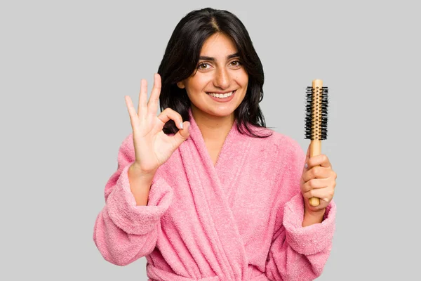 Bornozlu Elinde Saç Fırçası Olan Genç Bir Hintli Kadın Neşeli — Stok fotoğraf