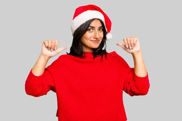 Mujer India Joven Celebrando Navidad Con Sombrero Santa Aislado Siente — Foto de Stock