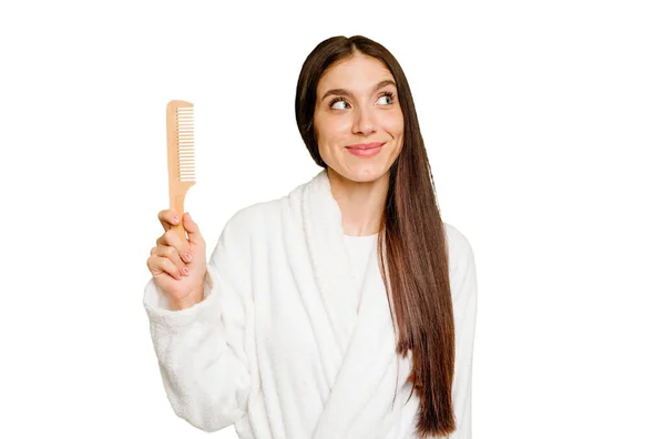 Kafkasyalı Genç Bir Kadın Saçlarını Tarıyor Hedeflerine Amaçlarına Ulaşmayı Hayal — Stok fotoğraf