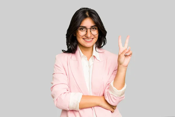 Młody Indyjski Biznes Kobieta Noszenie Różowy Garnitur Odizolowany Pokazując Numer — Zdjęcie stockowe