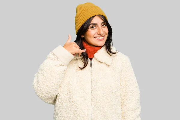 Mulher Indiana Jovem Usando Casaco Inverno Boné Isolado Mostrando Gesto — Fotografia de Stock