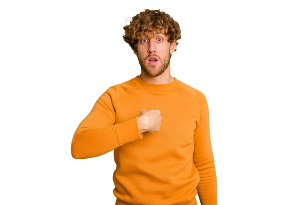 Young Caucasian Man Isolated Green Chroma Background Surprised Pointing Finger — Stock Photo, Image
