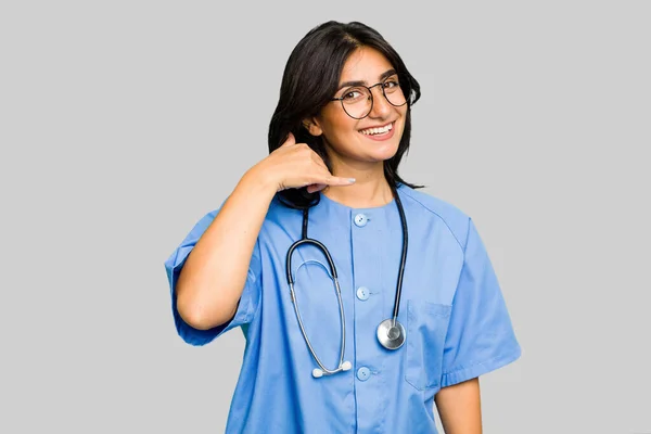 Молода Медсестра Індіана Ізольована Показуючи Жест Телефонного Дзвінка Пальцями — стокове фото