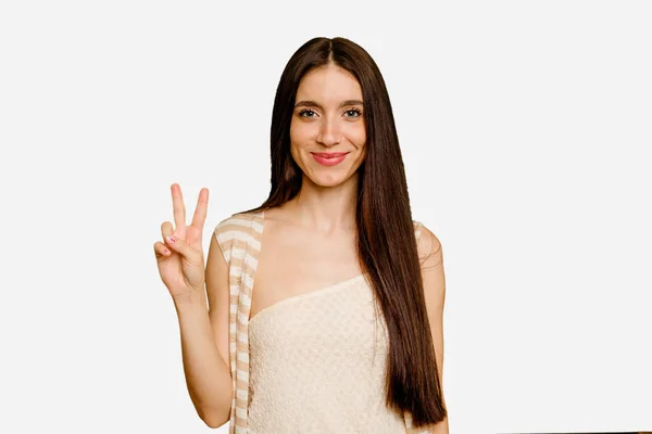 Junge Kaukasische Frau Mit Langen Haaren Isoliert Zeigt Siegeszeichen Und — Stockfoto