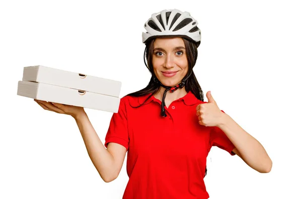 Joven Mujer Caucásica Sosteniendo Pizzas Para Llevar Aisladas Sonriendo Levantando —  Fotos de Stock