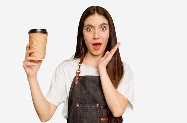 Ung Barista Kvinne Holder Takeaway Kaffe Isolert Overrasket Sjokkert – stockfoto