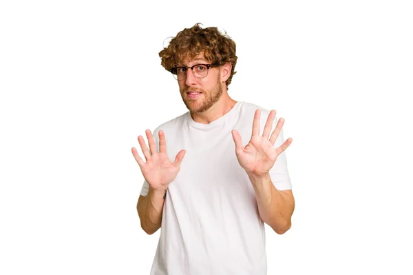 Young Caucasian Man Isolated Green Chroma Background Rejecting Someone Showing — Stock Photo, Image