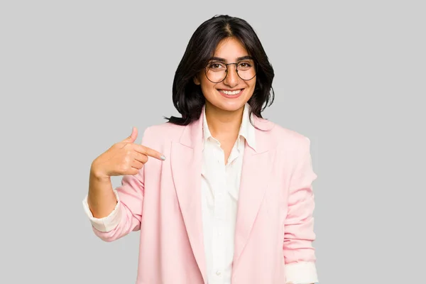 Jonge Indiase Zakenvrouw Draagt Een Roze Pak Geïsoleerde Persoon Wijzend — Stockfoto