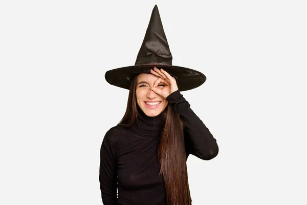 Ung Kaukasiska Kvinna Klädd Som Häxa För Halloween Dag Isolerade — Stockfoto