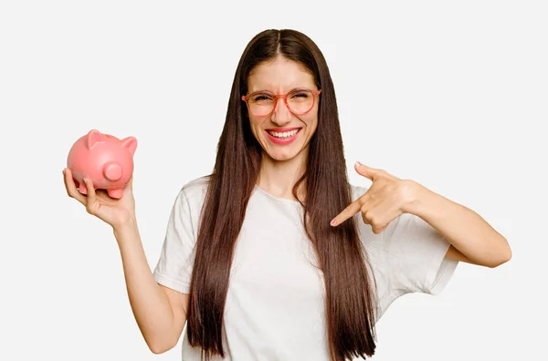 Mulher Caucasiana Jovem Segurando Banco Porquinho Pessoa Isolada Apontando Mão — Fotografia de Stock