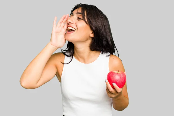 Young Indian Woman Holding Apple Healthy Lifestyle Isolated Shouting Holding — Stock Photo, Image