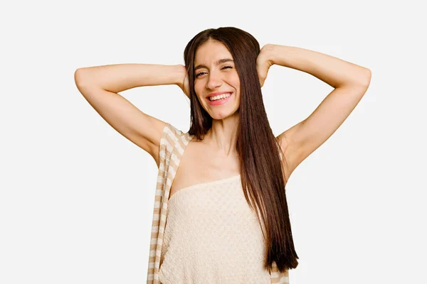 Junge Kaukasische Frau Mit Langen Haaren Isoliert Ausgestreckte Arme Entspannte — Stockfoto
