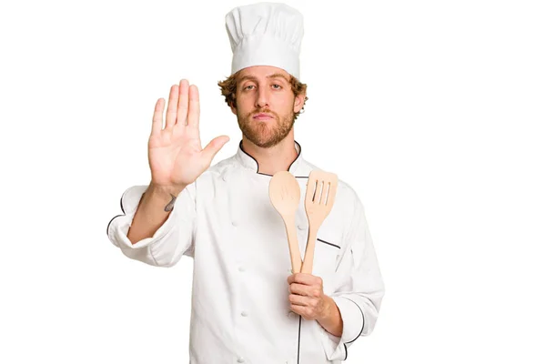Giovane Cuoco Uomo Isolato Sfondo Bianco Piedi Con Mano Tesa — Foto Stock