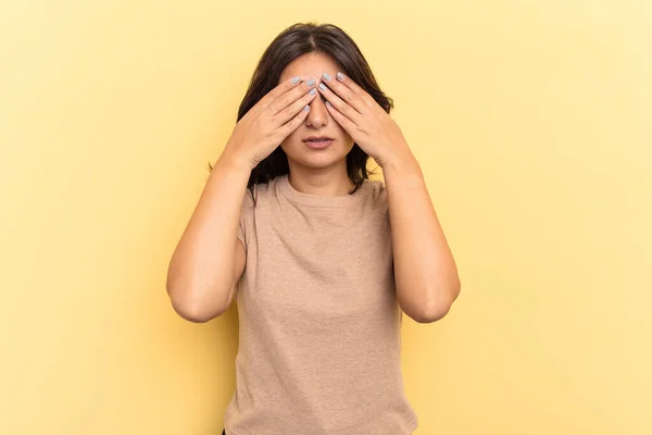 Młoda Hinduska Kobieta Odizolowana Żółtym Tle Boi Się Zakryć Oczy — Zdjęcie stockowe