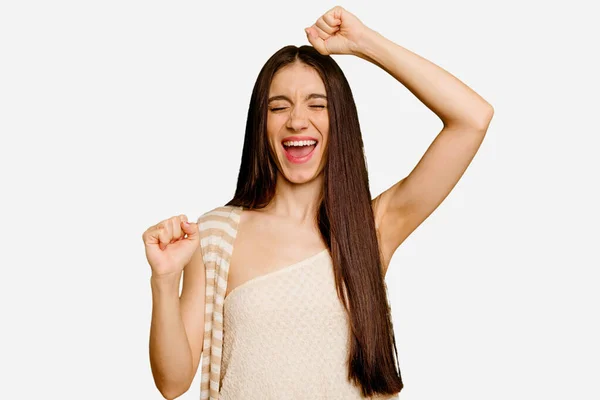 若い白人の長い髪の女性は勝利の後に拳を上げる分離 勝者の概念 — ストック写真