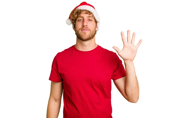 Молодой Кавказский Мужчина Рождественской Шляпе Санты Белом Фоне Улыбается Веселым — стоковое фото