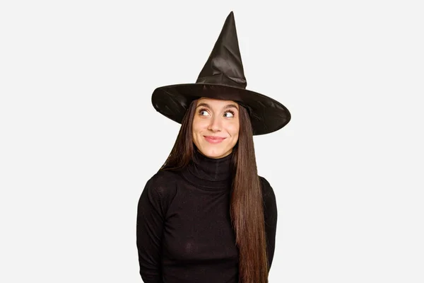 Mladá Běloška Oblečená Jako Čarodějnice Pro Halloween Den Izolované Snění — Stock fotografie