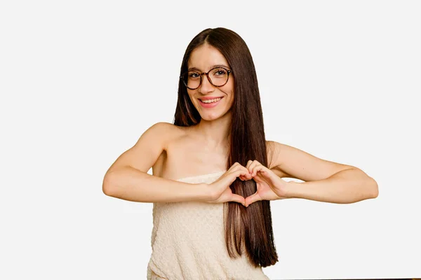 若い白人の長い髪の女性は笑顔を隔離し 手で心の形を示す — ストック写真