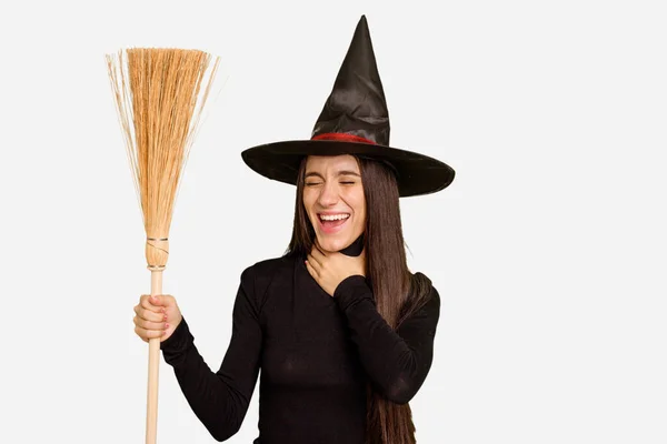 年轻的高加索女人穿得像个女巫 手里拿着扫帚 孤零零地笑着大声把手放在胸前 — 图库照片
