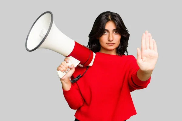 Jonge Indiase Vrouw Met Een Megafoon Geïsoleerd — Stockfoto