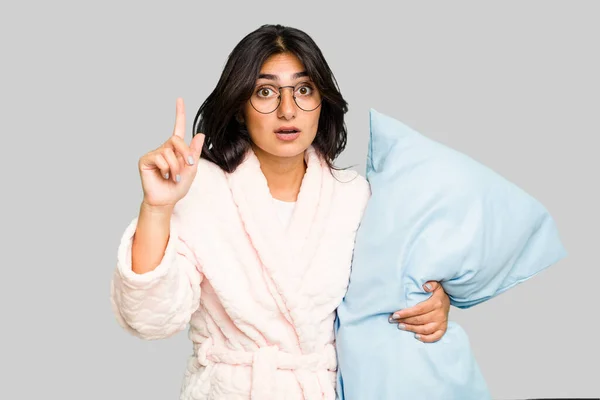 Fiatal Indiai Visel Pizsama Elszigetelt Amelynek Van Egy Ötlet Inspiráció — Stock Fotó