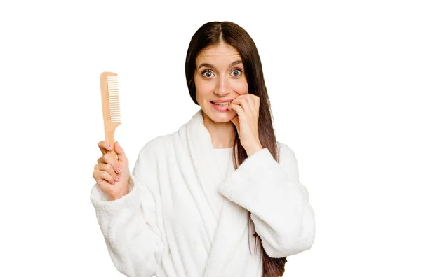 Jonge Blanke Vrouw Met Een Haar Kam Geïsoleerde Bijtende Nagels — Stockfoto