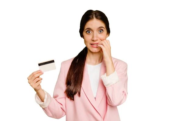 Zakelijke Blanke Vrouw Met Een Creditcard Geïsoleerde Bijtende Vingernagels Nerveus — Stockfoto