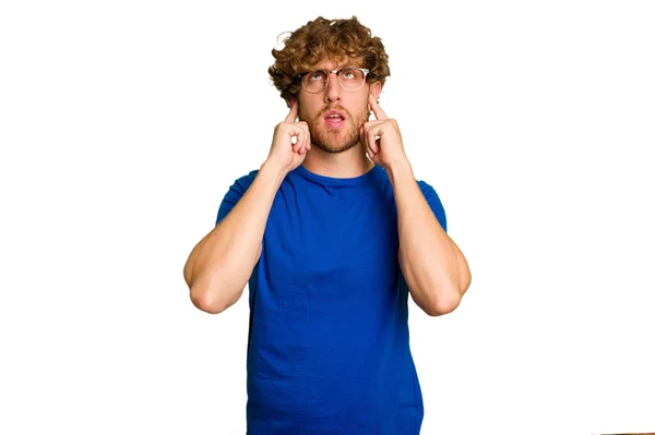 Young Caucasian Man Isolated Green Chroma Background Covering Ears Fingers — Stock Photo, Image