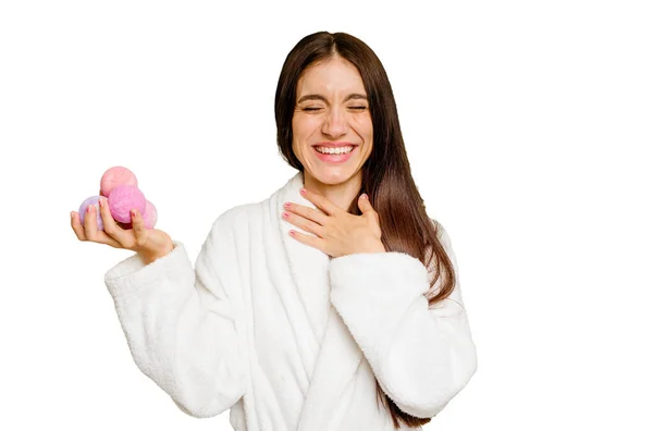 年轻的高加索女人抱着芬芳的球 孤独的笑着大声地把手放在胸前 — 图库照片