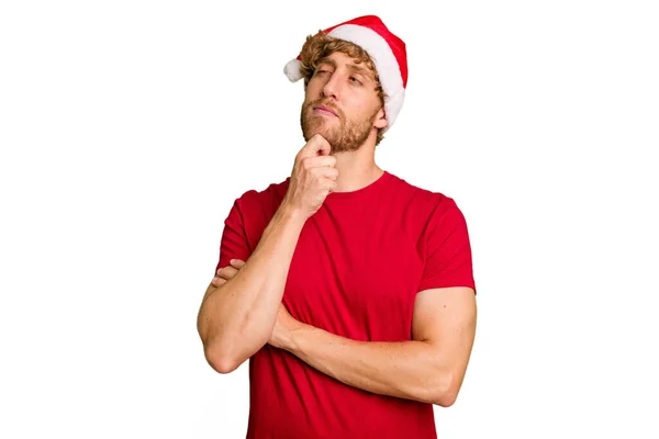 Молодой Кавказский Мужчина Рождественской Шляпе Санта Клауса Белом Фоне Сомнительным — стоковое фото