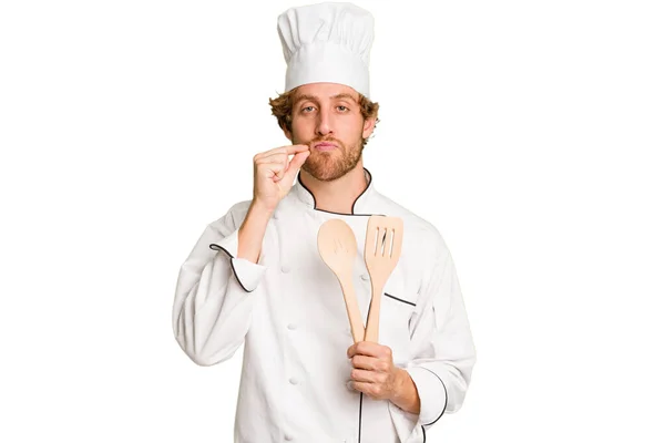 Jovem Cozinheiro Isolado Fundo Branco Com Dedos Nos Lábios Mantendo — Fotografia de Stock