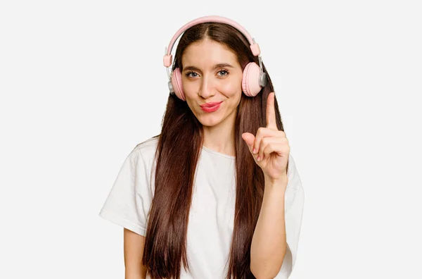 Mujer Joven Caucásica Usando Auriculares Aislados Mostrando Número Uno Con —  Fotos de Stock