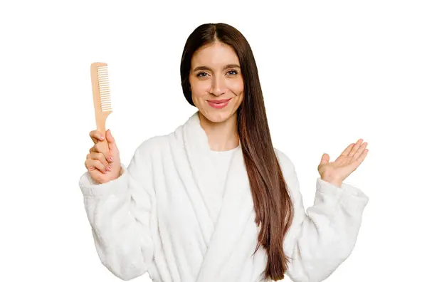 Young Caucasian Woman Holding Hair Comb Isolated Showing Copy Space — Stock Photo, Image