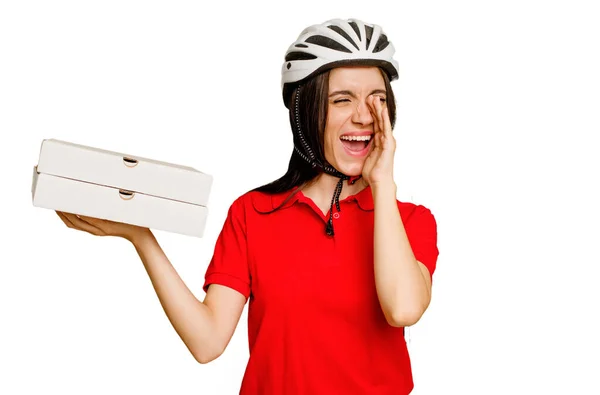 Młoda Biała Kobieta Trzyma Pizzę Wynos Krzycząc Trzymając Dłoń Pobliżu — Zdjęcie stockowe