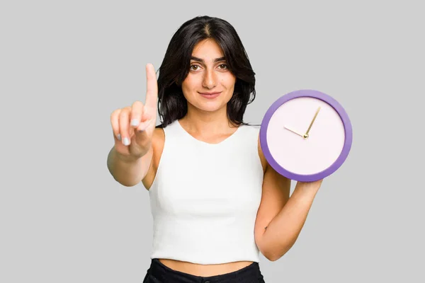 Junge Inderin Hält Eine Uhr Mit Zeigefinger Der Hand — Stockfoto