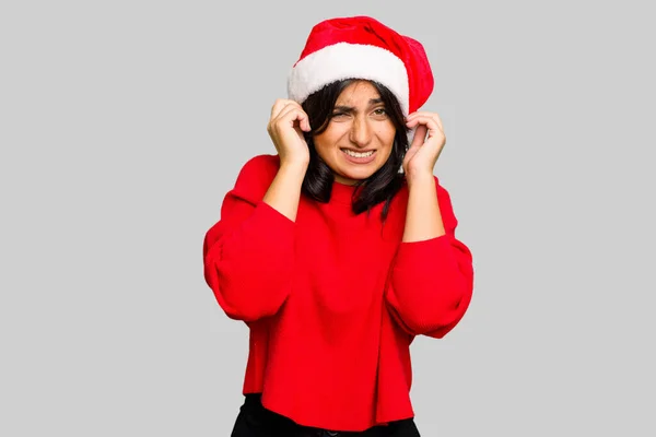 Jovem Indiana Celebrando Natal Vestindo Chapéu Papai Noel Isolado Cobrindo — Fotografia de Stock