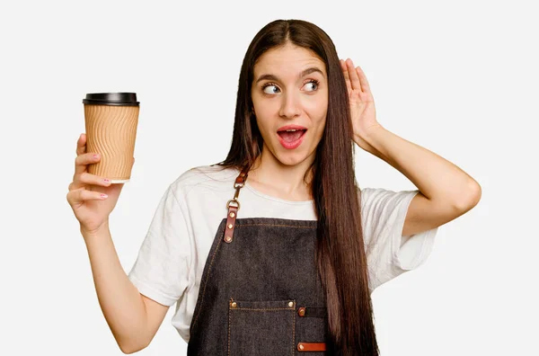 Młoda Baristka Trzymająca Kawę Wynos Próbująca Wysłuchać Plotek — Zdjęcie stockowe