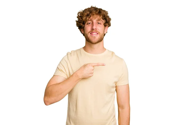 Young Caucasian Man Isolated Green Chroma Background Smiling Pointing Aside — Stock Photo, Image