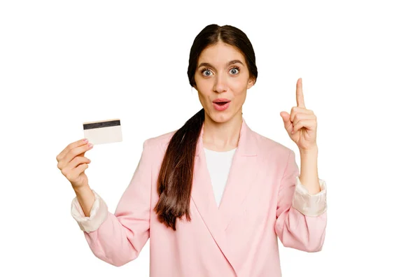 Mujer Caucásica Negocios Sosteniendo Una Tarjeta Crédito Aislado Tener Alguna — Foto de Stock