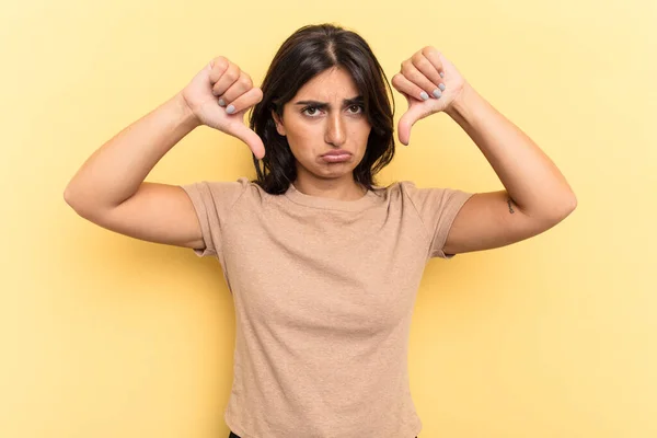 Junge Inderin Isoliert Auf Gelbem Hintergrund Zeigt Eine Ablehnende Geste — Stockfoto